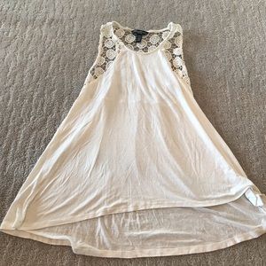 ⭐️⭐️white tank top with crochet design